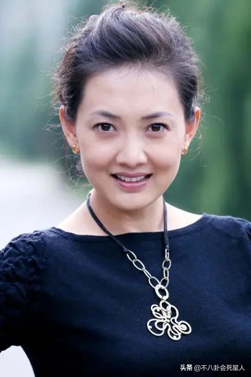 娱乐圈“假下巴”大赏，又尖又翘，一笑下巴原地起飞太吓人