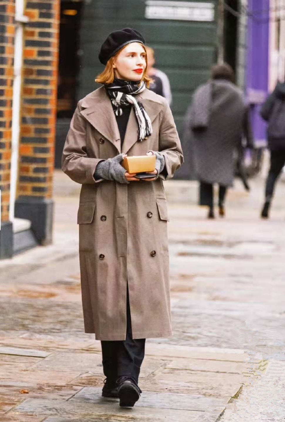 巴黎女人太喜欢围巾了吧，随便一系就超美，冬季戴上还能这么好看