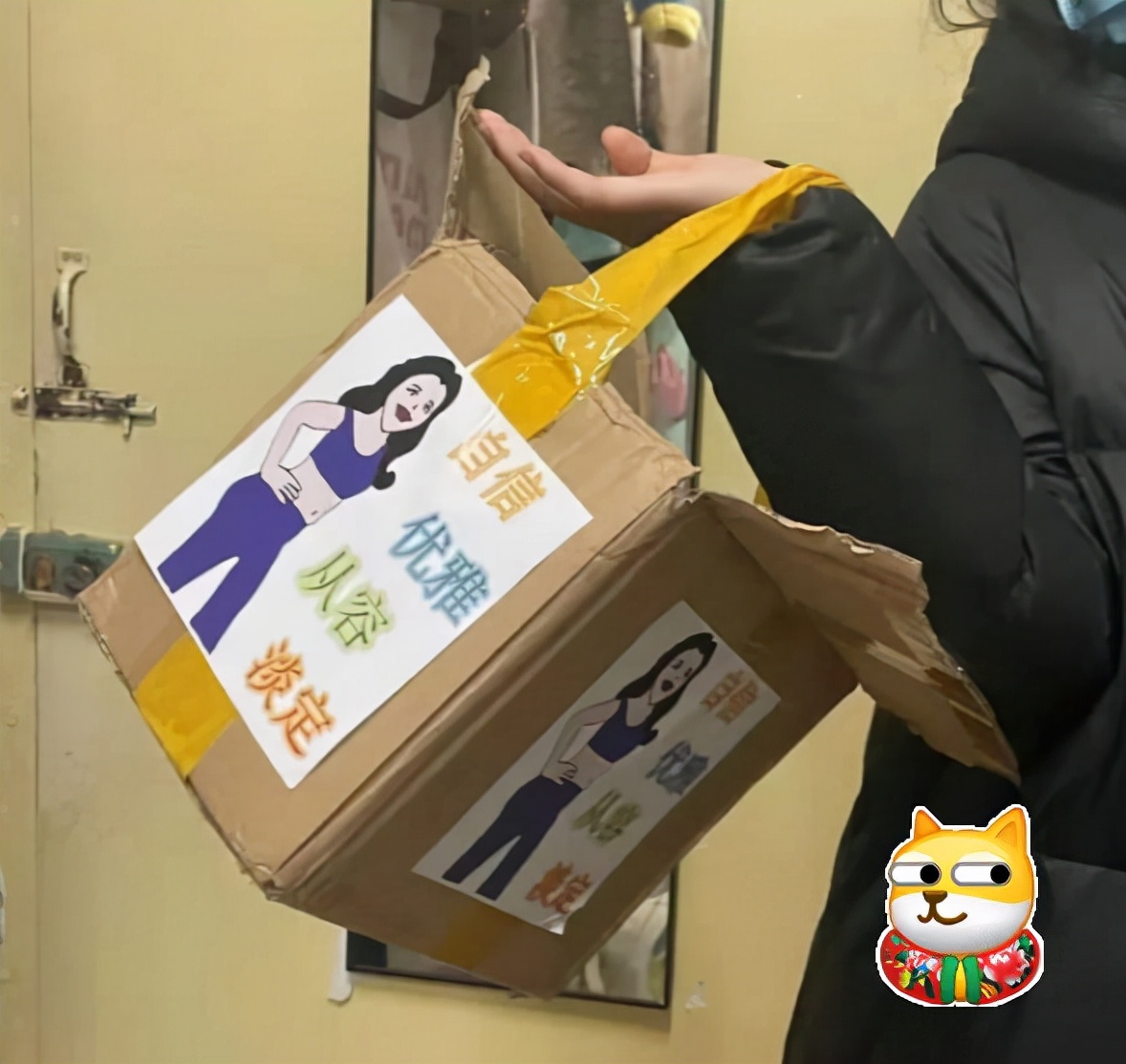 西北大学禁止学生食堂就餐，每个寝室派代表打饭，“饭桶”成亮点