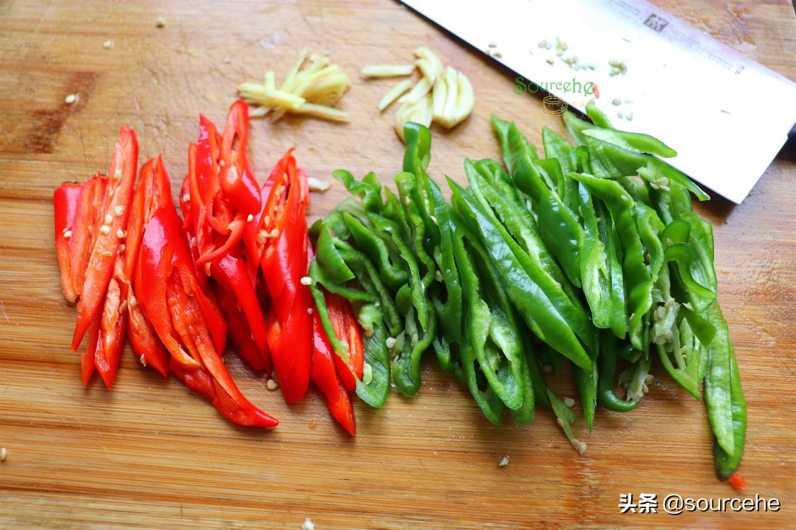 尖椒炒五花肉时多加一步，肥而不腻，香辣开胃，下酒又下饭