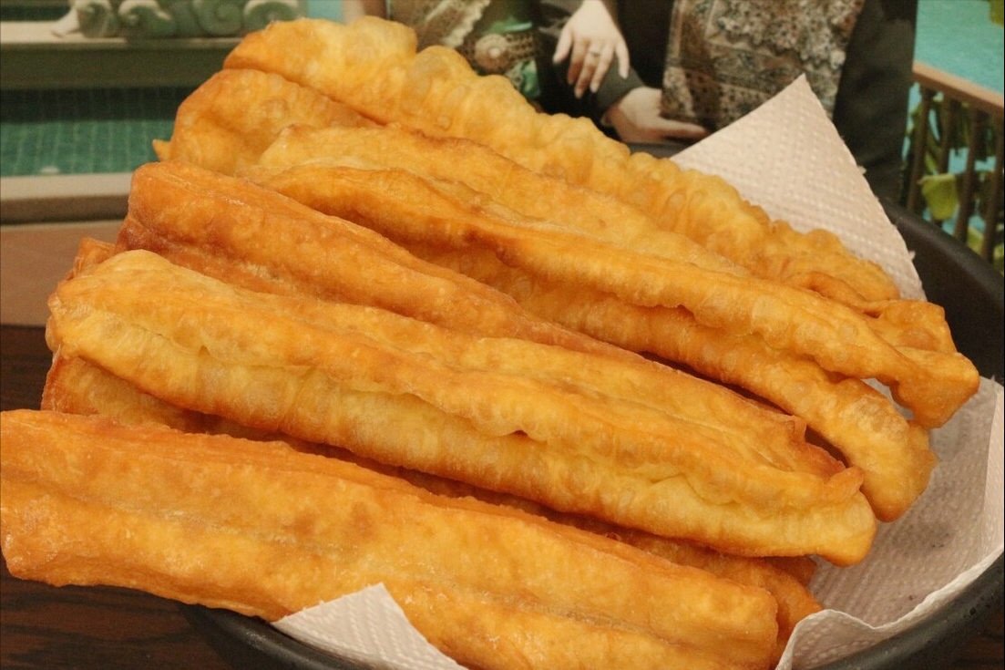 炸油条不用明矾，只需多放2味料，蓬松香酥脆，端上桌孩子抢着吃