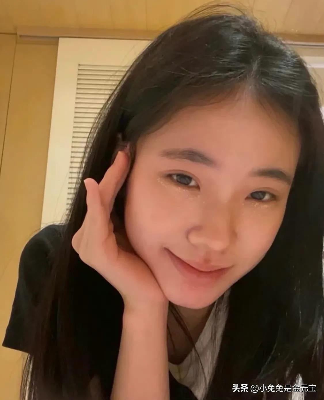 小S的二女儿Lily越来越美了