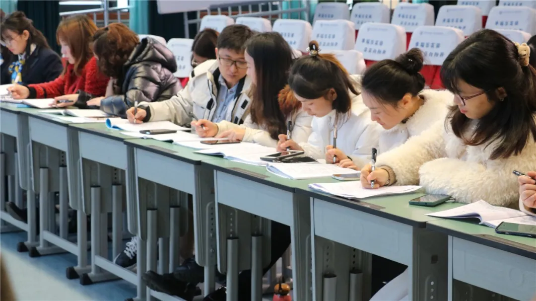 “教”以潜心“研”以致远——双实外开展课题研讨活动