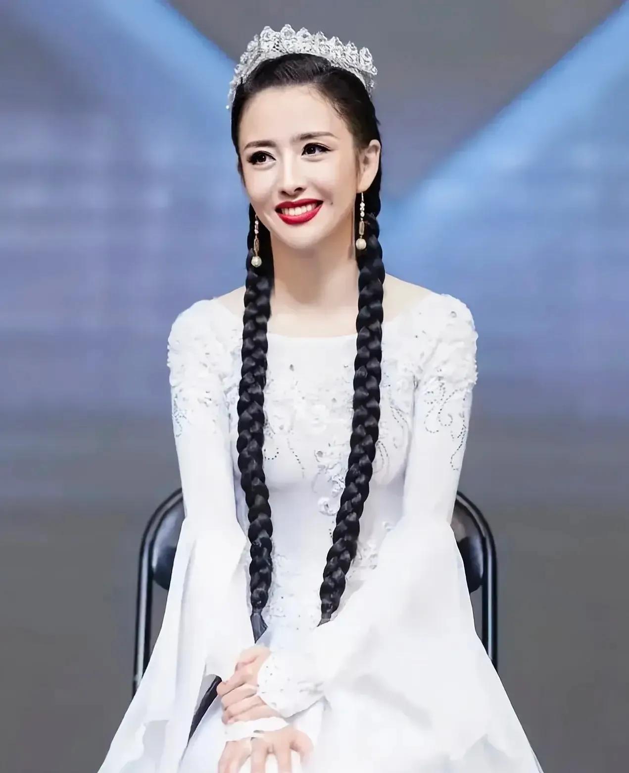 佟丽娅白色长裙翩翩起舞，优雅俏丽，美丽的新疆姑娘