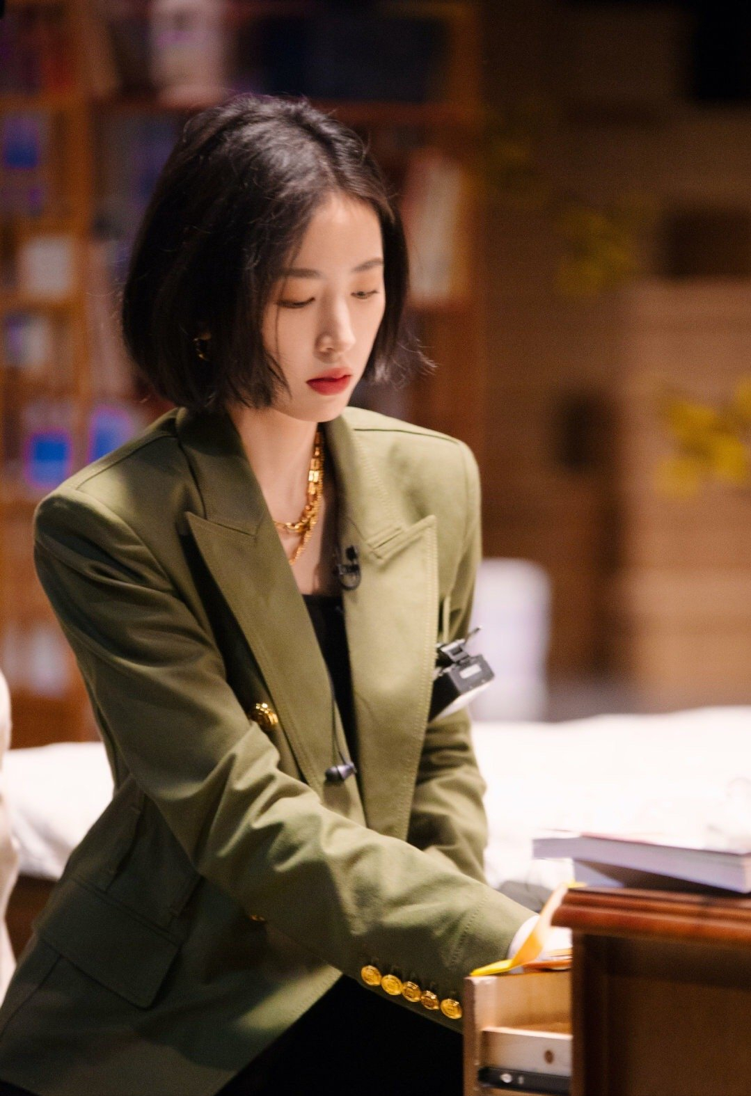 周雨彤状态好到爆！绝美穿搭好看又养眼，黑色紧身裤秀出漫画腿