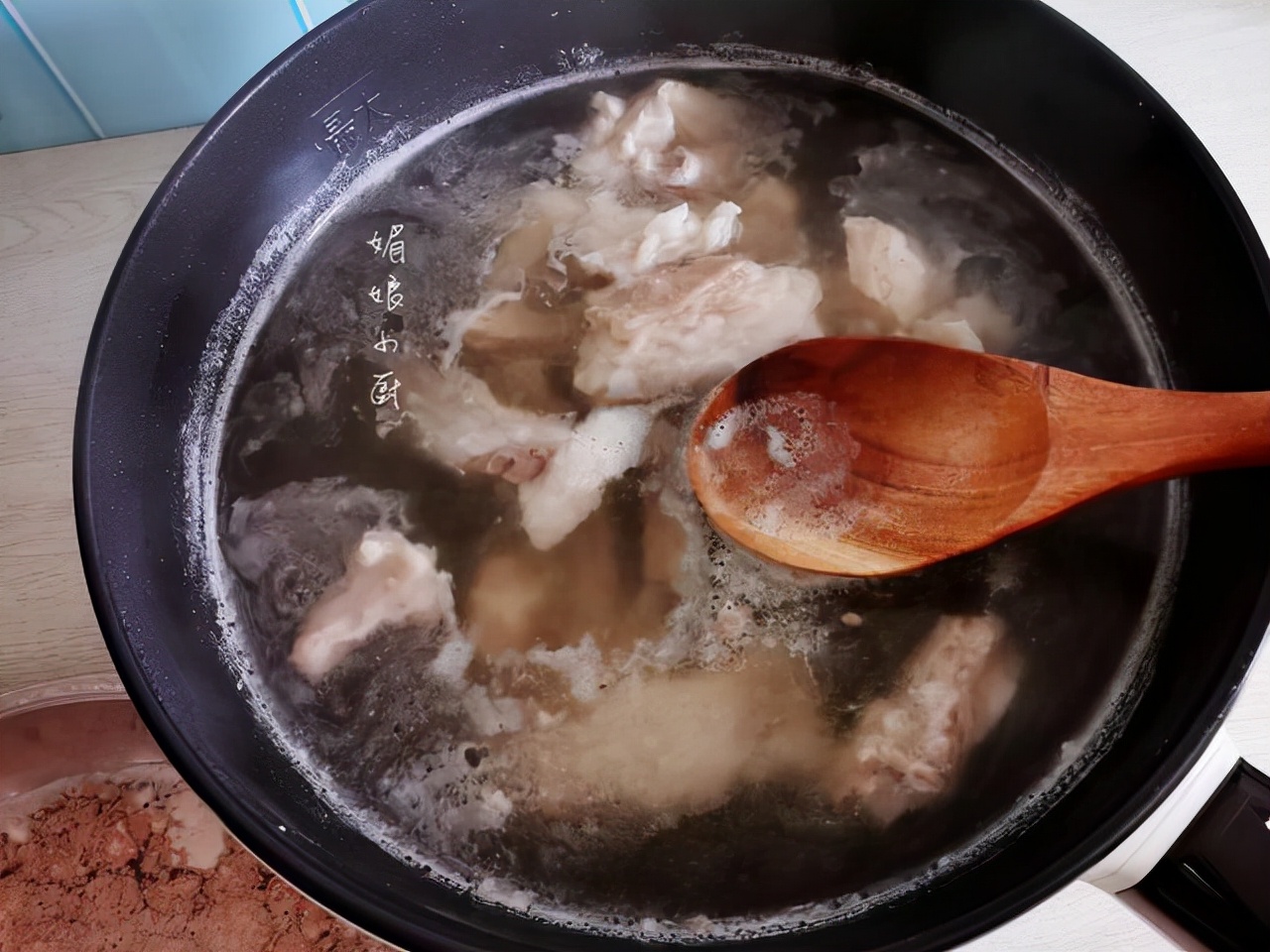 冬天做羊排炖萝卜记得加4样香料就够，汤清鲜美，羊肉香软不膻