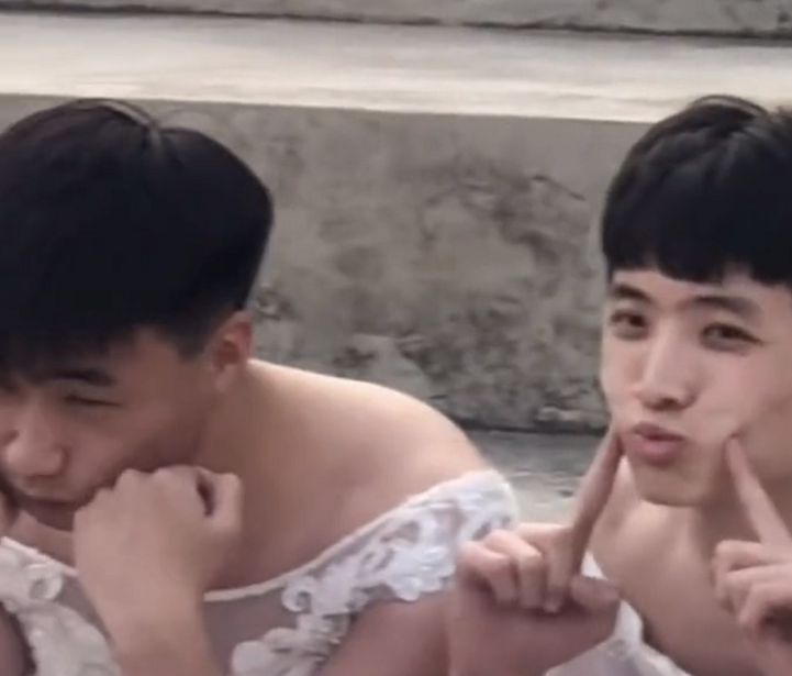 各高校“毕业照”火了，男生比女生看上去更惊艳，最后一个绝了