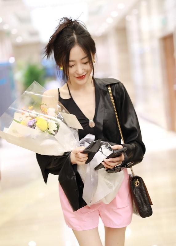 张天爱瘦得好过分，穿短裤的样子特别时髦，气质感觉没睡醒