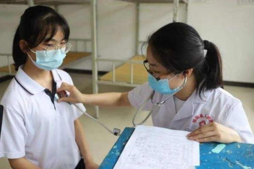 高考体检要“全脱光”？学生瑟瑟发抖很难为情，医生却这样说