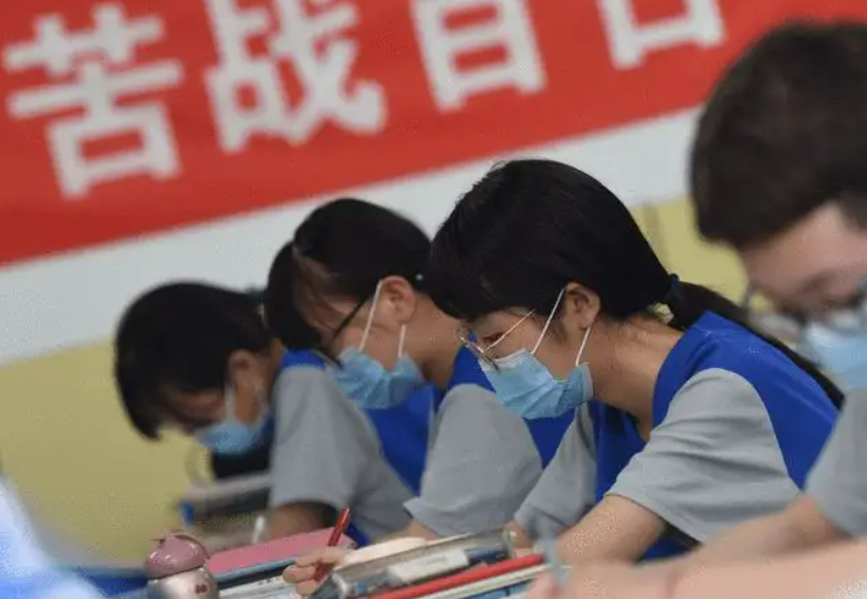 985大学“档次排名”更新，人大排名出人意料，东北大学吊车尾