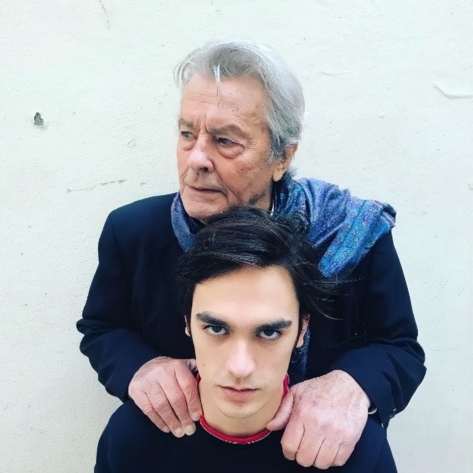 阿兰·德龙3个儿子：颜值差父亲一大截，私生子最像他却从未被承认