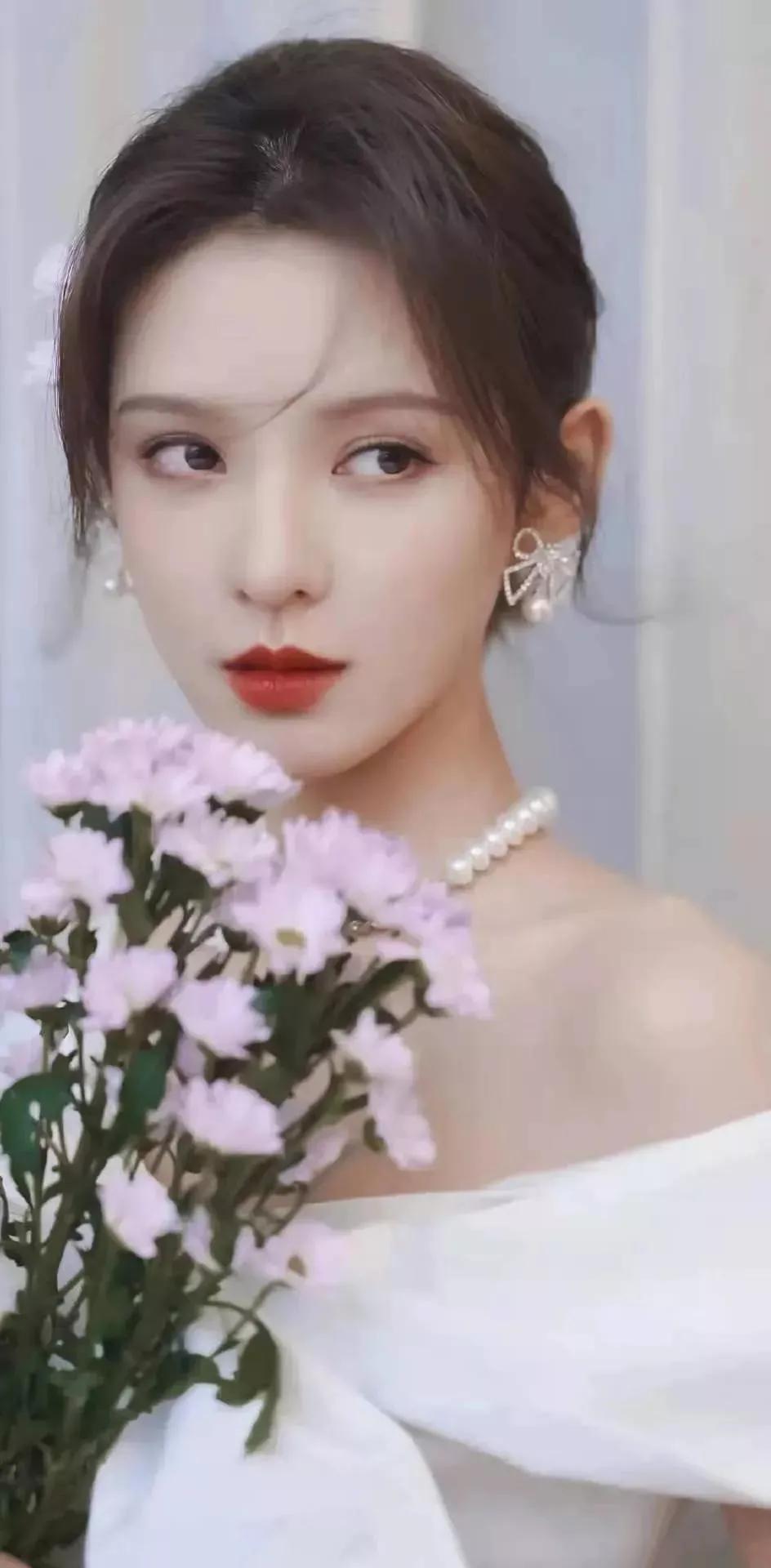 张予曦：清秀俊美，气质优雅，温婉大方，侧颜堪称完美