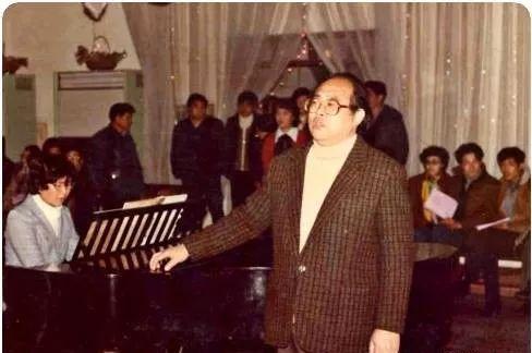 “歌唱家”朱逢博：丈夫死后不愿下葬遗体，痴情守候骨灰14年