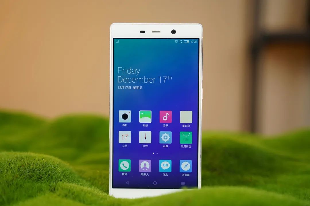 为啥安卓旗舰标配的2K屏幕，苹果愣是不愿意做？