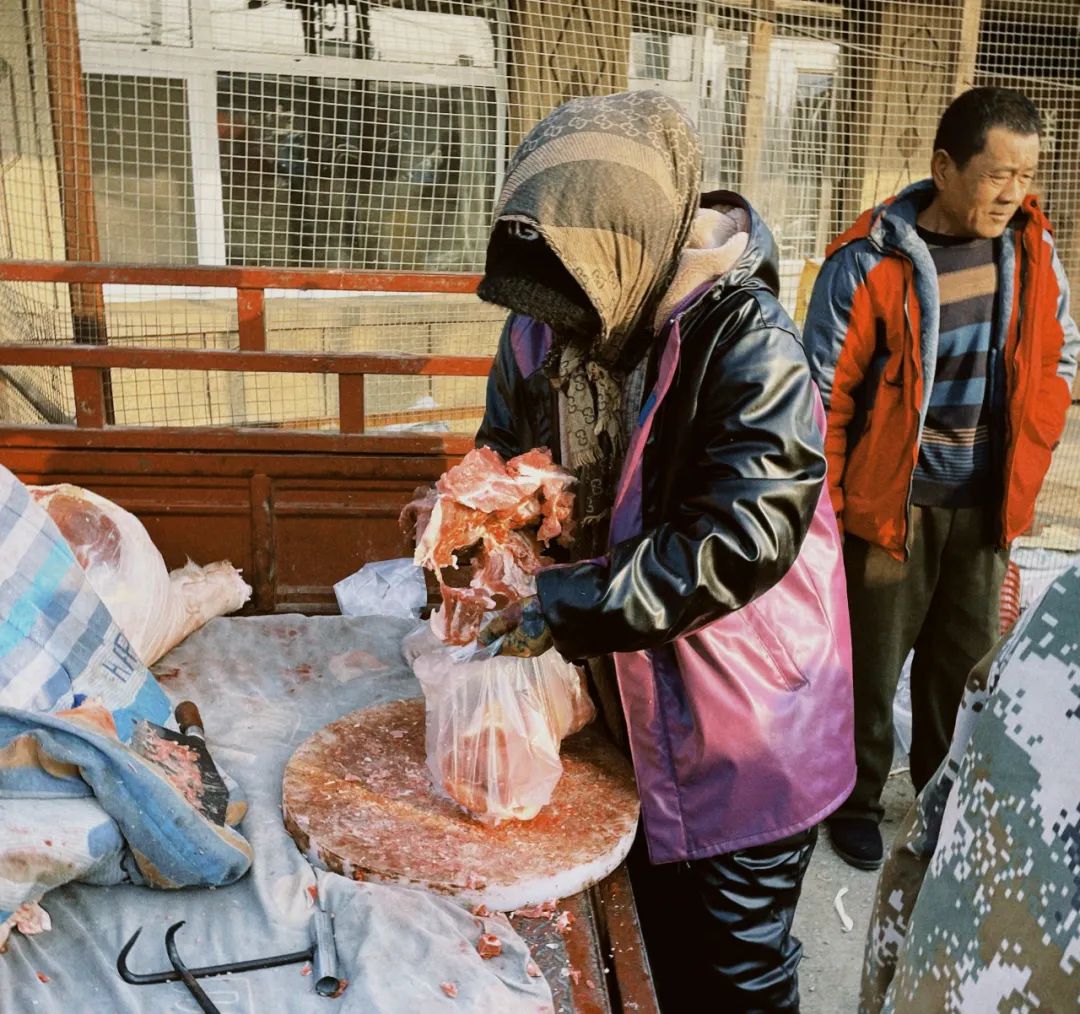 赶大集丨这边瞧！锦州市太和区女儿河大集上的氛围感！逛逛东北的大集都有啥好吃的