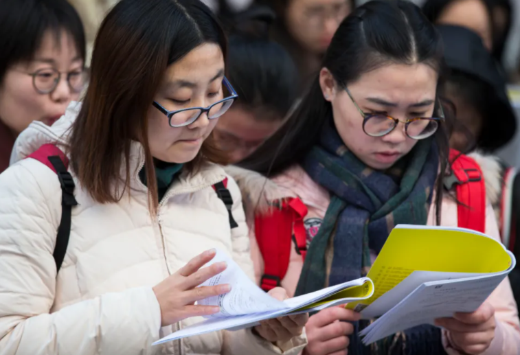 事业单位天花板再升级，新制度有望提升薪资，大学生需权衡利弊