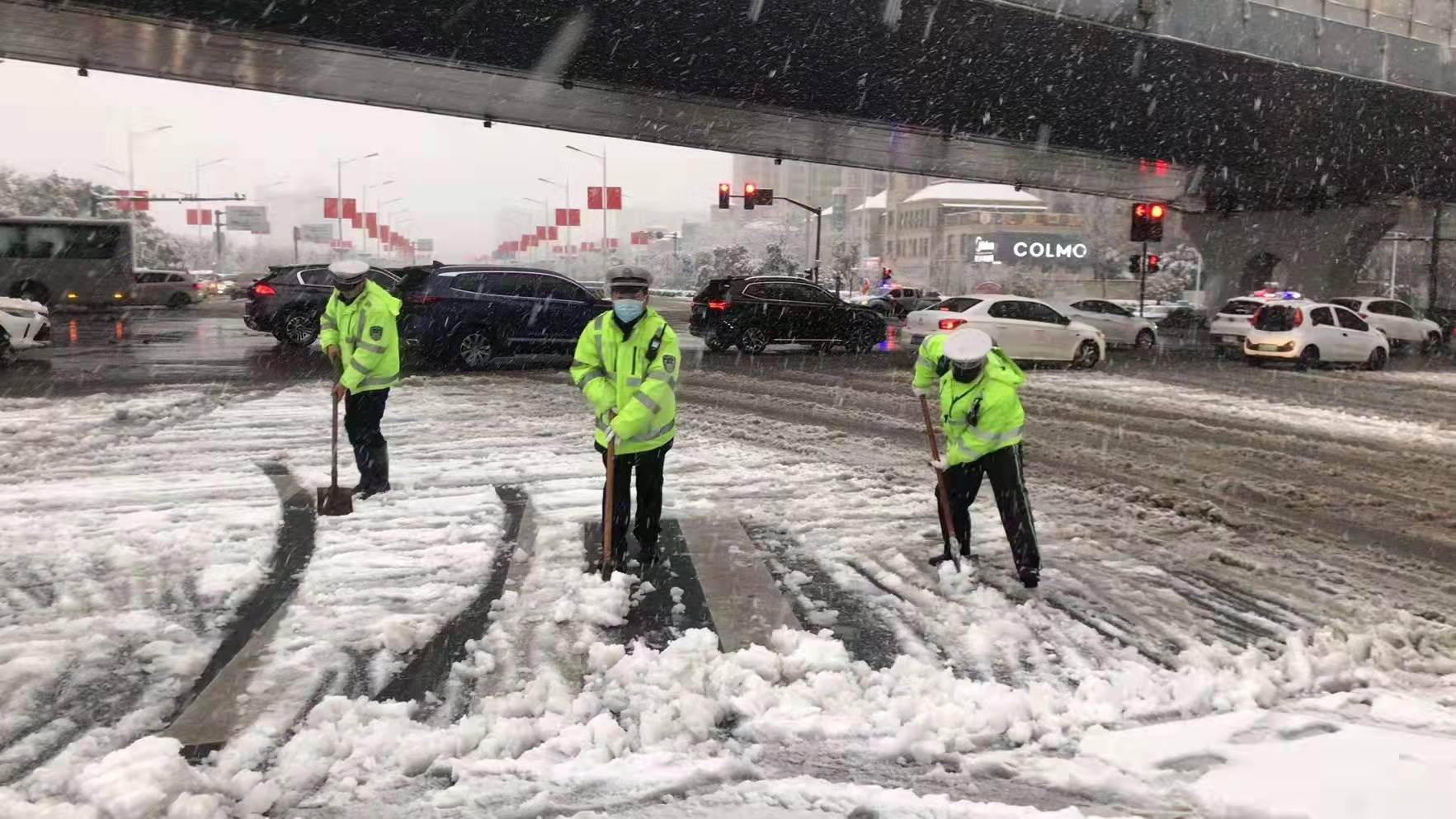 安徽芜湖：暴雪预警！雪花飘飘中，民警执勤成为最美风景