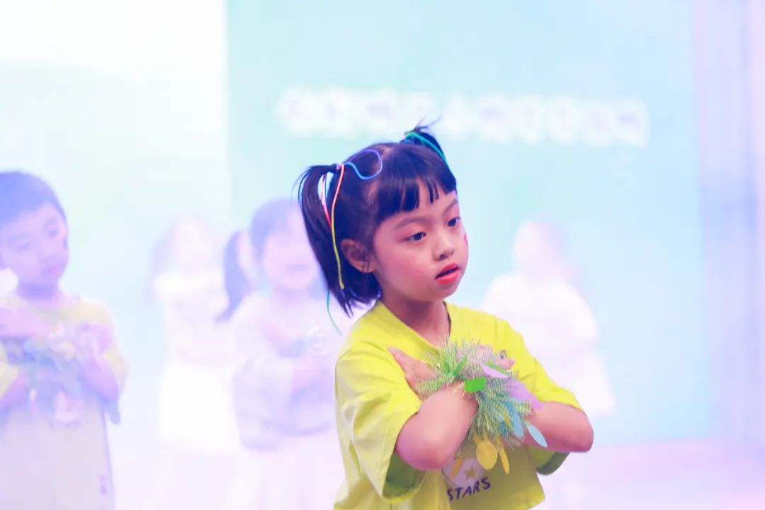 天府新区华阳实验小学举行“童星耀五月·艺术绽花开”群舞比赛