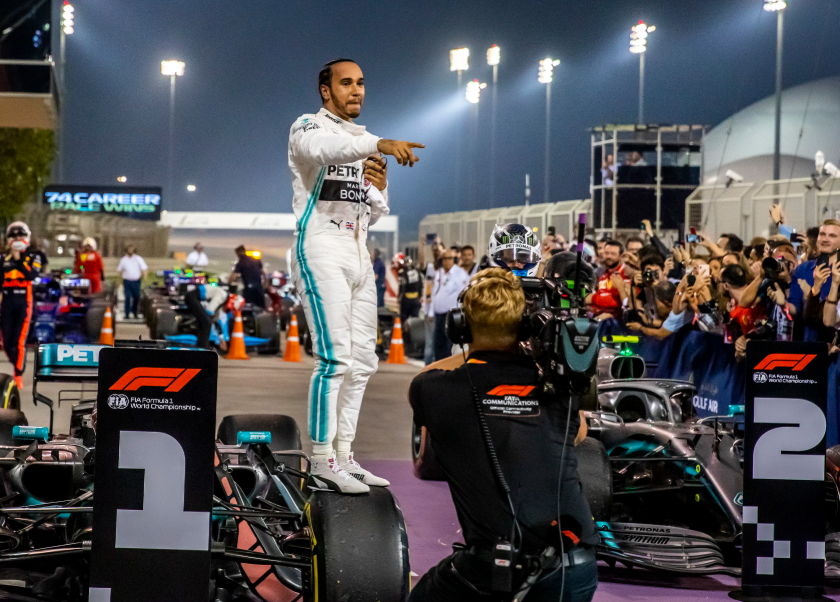 英国“矮子富豪”：身高1米59，82岁娶超模，90岁喜提长子