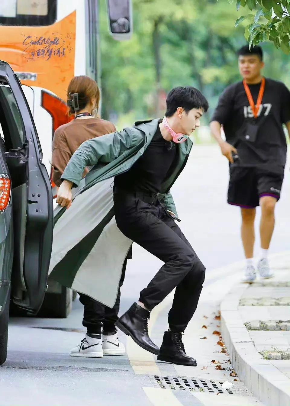 许凯录密逃下车风衣被门夹住，录完风衣也不穿了，许凯憨憨认证