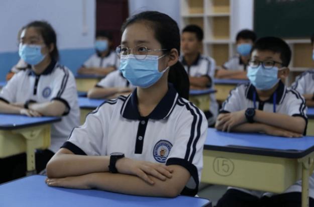 中学女老师课上跳网红热舞，学生反响热烈，家长却质疑别有用心