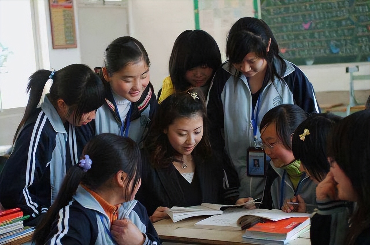 小学数学“教材插图”惹争议，人物画像眼神诡异，影响学生审美