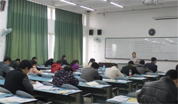 从双非考上211：考研“学霸”作息时间曝光，全程做对了这1件事