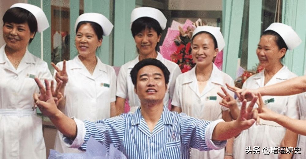 2005年，歌手丛飞因胃癌住院，资助的学生站在床头要钱