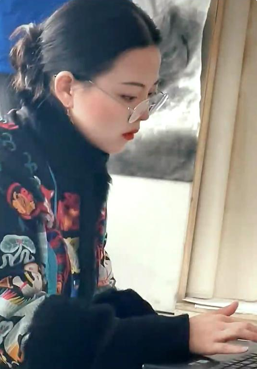 大学美术老师走红，眉目如画颇具古典气质，学生直言不想下课