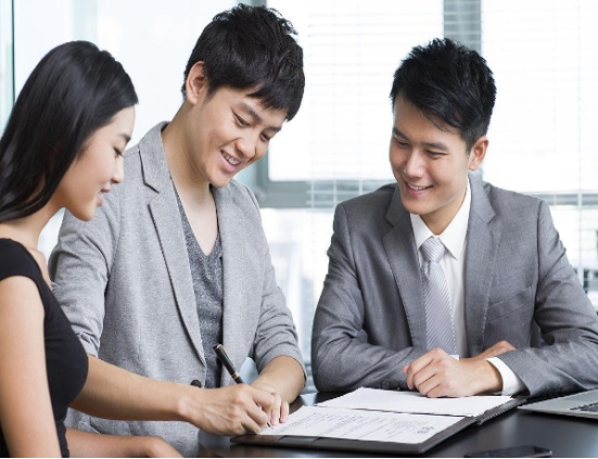 这些工作看起来年薪几十万，实际上工资并不高，空姐也不例外