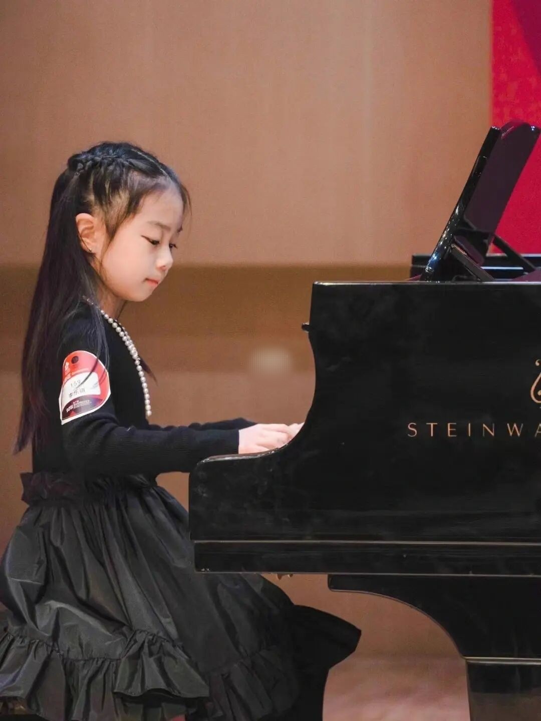 戚薇6岁女儿化妆好美，参加钢琴比赛有名媛范，李承铉现身帮打气