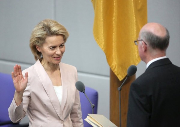 �ڰ�ȫ�;���֮���ߡ���˿�����¹��������±�̬�������˷����ⳤ