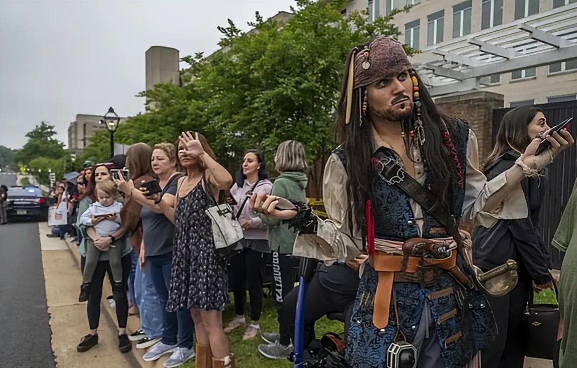 德普前妻花4000万请的顶级律师偷偷哭了，不认同也要硬着头皮辩护