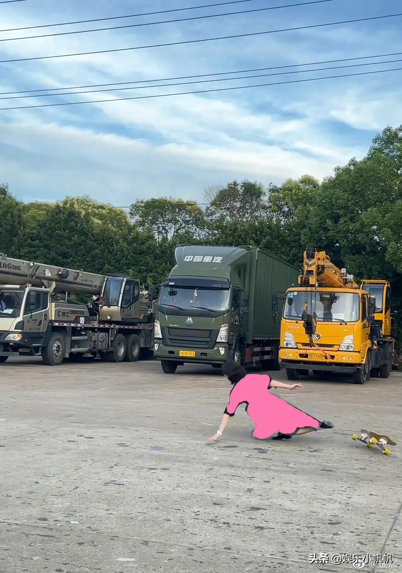 金晨花样玩滑板被“摔到模糊”！再疼也要走在时尚前沿