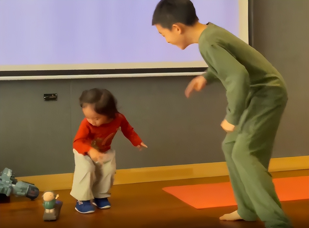 陈小春晒俩儿子萌态，二宝留长发扎揪揪打扮像女孩，长相遗传爸爸