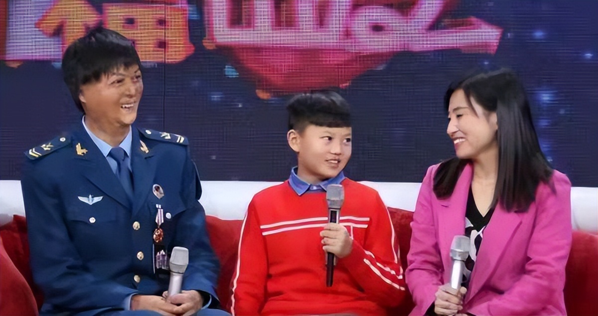 21岁战士救火毁容，女白领不顾反对嫁他，结婚时市长和首长都来了