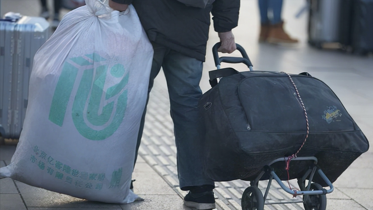 火车上让带酒吗？最多能带几瓶？除了不能超重外，还要注意这几点