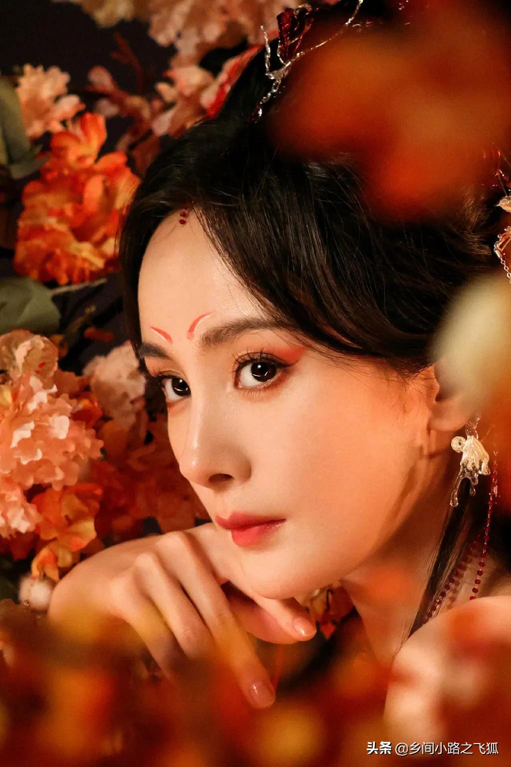 今日《狐妖小红娘月红篇》正式官宣，杨幂饰演山红红花絮照来了