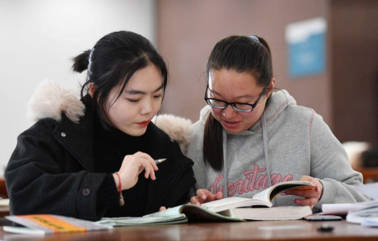 河南二胎宝妈去考研，家人拉横幅“催三胎”，妥妥的人生赢家