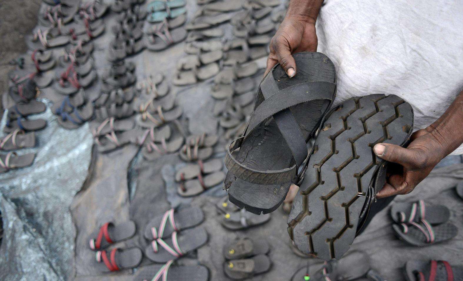 非洲成批从中国回收旧轮胎，加工后卖5-10元，国内1年回收655万吨