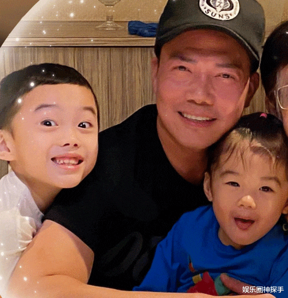 “Laughing哥”一双儿女长大了，女儿神似父亲，6岁儿子很帅气