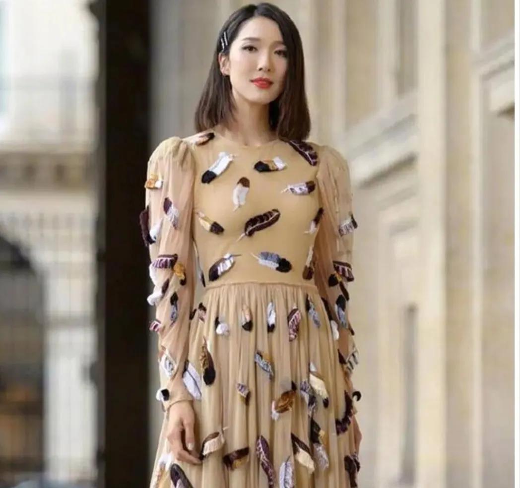 王祖蓝真会穿，穿着驼色无袖连衣裙真是高大尚，身高太显眼