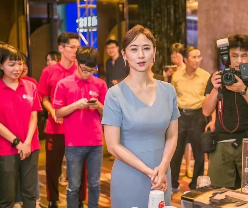 翁虹穿轻熟风的裙子，又优雅又高贵，显得还挺年轻的