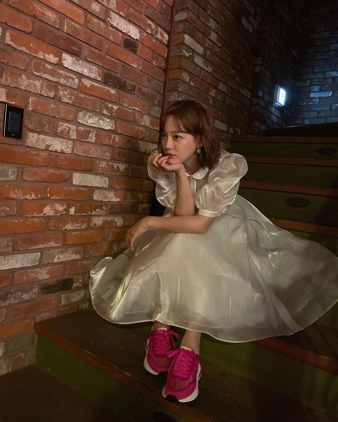 变身“纯白天真美人”，韩国女星金世正晒美照，公主裙配运动鞋