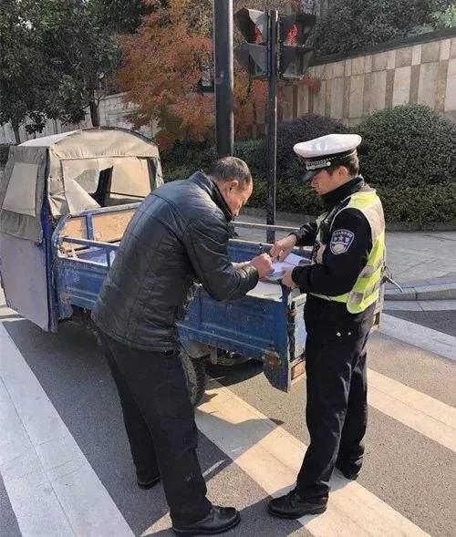 12月两轮、三轮电动车、老年代步车上路，各地交警严查违章行为