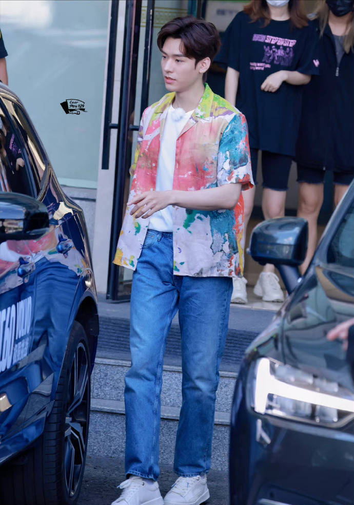 龚俊黄景瑜身穿赛车服帅酷 杨超越卡通披肩超级甜