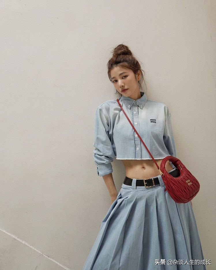 红遍全球超性感俏皮学生妹中空装，教你一招穿起来超显瘦