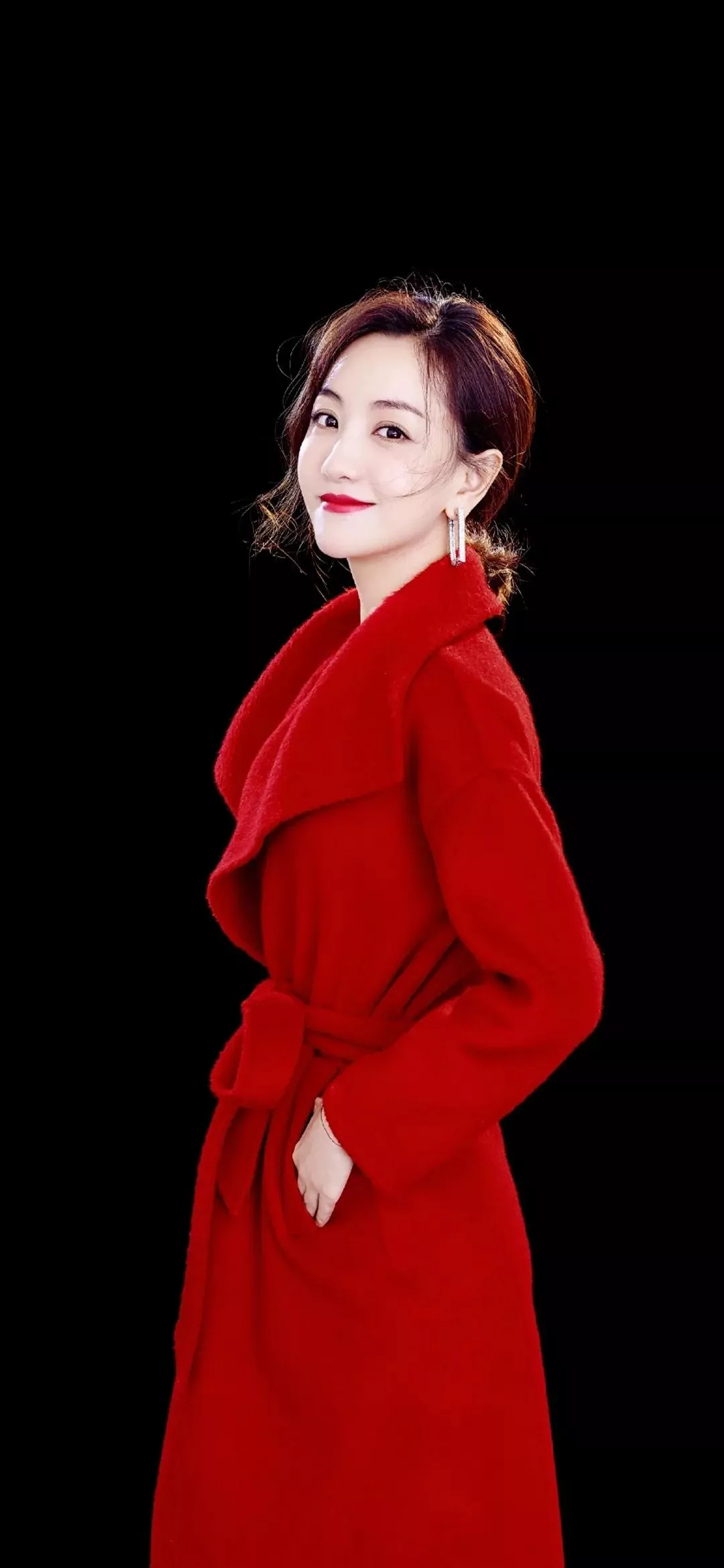 44位明星驾驭的红色服饰典雅大方，由内而外散发出自然的美感