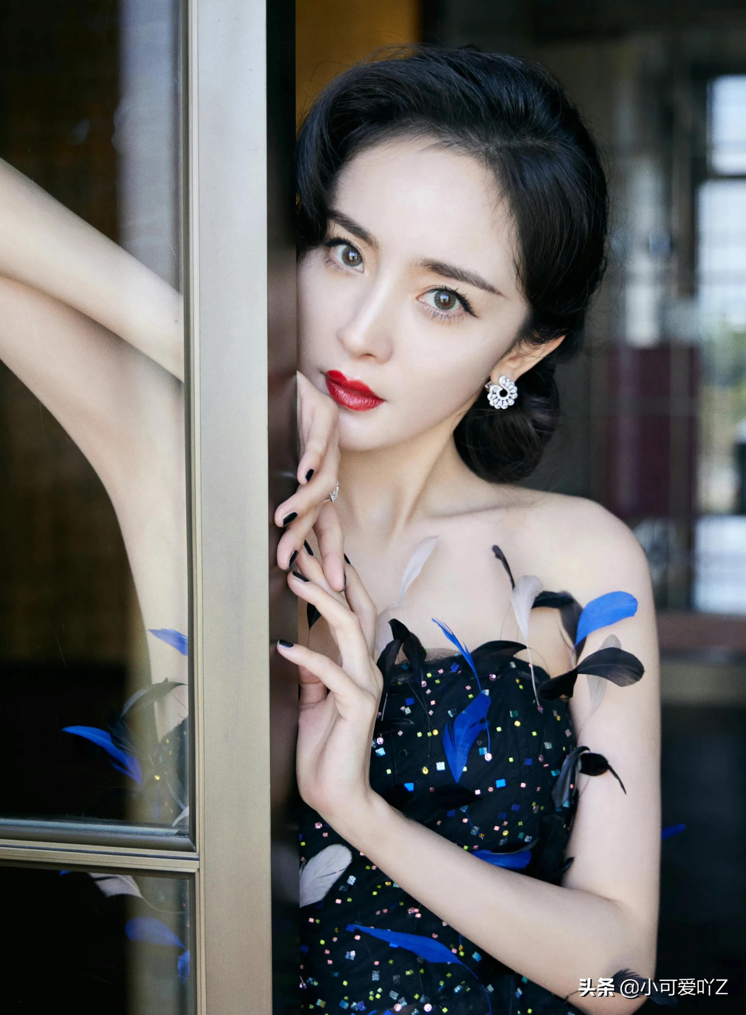 杨幂，复古礼服，波浪卷发，尽显优雅成熟