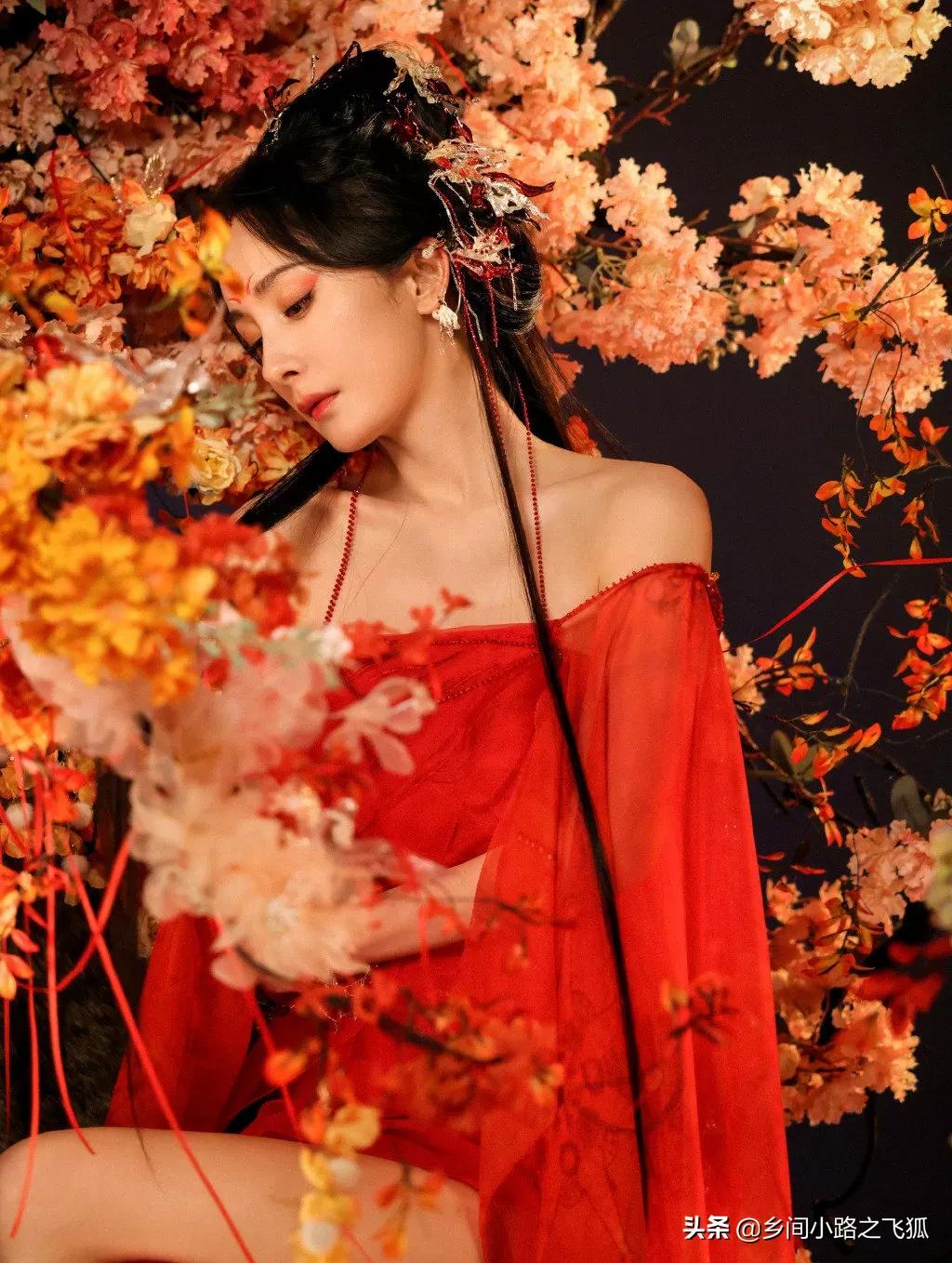 今日《狐妖小红娘月红篇》正式官宣，杨幂饰演山红红花絮照来了